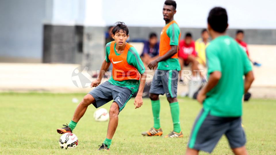 Pemain asal klub Persija Jakarta Adam Alis Setyano (kiri) menjadi andalan baru di lini tengah Garuda Muda.